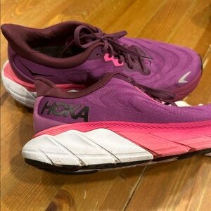 Hoka One One Women's Arahi 6 Running Shoes Grape Wine/Beautyberry